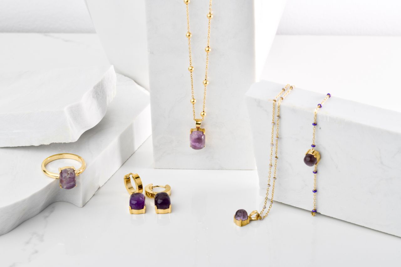 Czy biżuteria z fioletowych kamieni ma szczególne właściwości?
