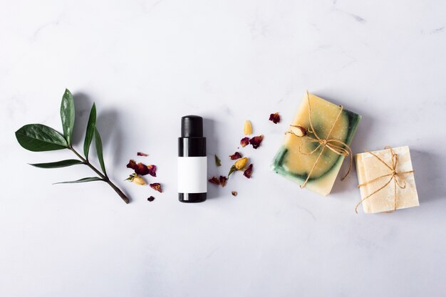Właściwości i zastosowania olejku cedrowego w aromaterapii i pielęgnacji skóry