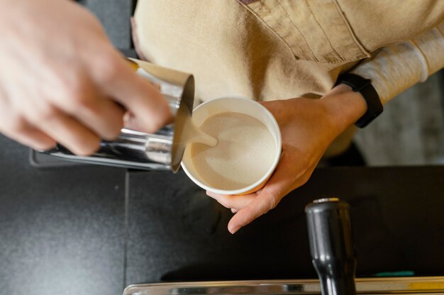 Sekrety idealnego espresso: Jak wybrać i zaparzyć kawę, która zachwyci każdego