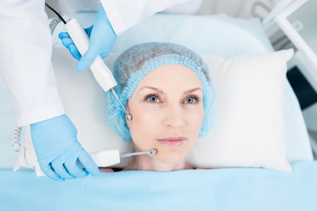 Nowoczesne podejście do medycyny estetycznej: Jak zabiegi poprawiające wygląd mogą wpłynąć na Twoje samopoczucie?